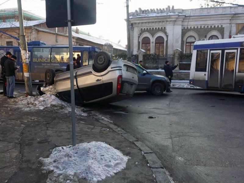В центре Кишинёва в результате ДТП перевернулся автомобиль