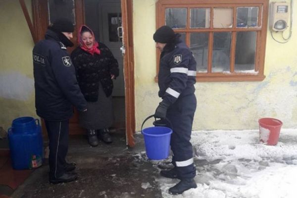 Полицейские из Гагаузии раздали продукты питания одиноким пожилым людям