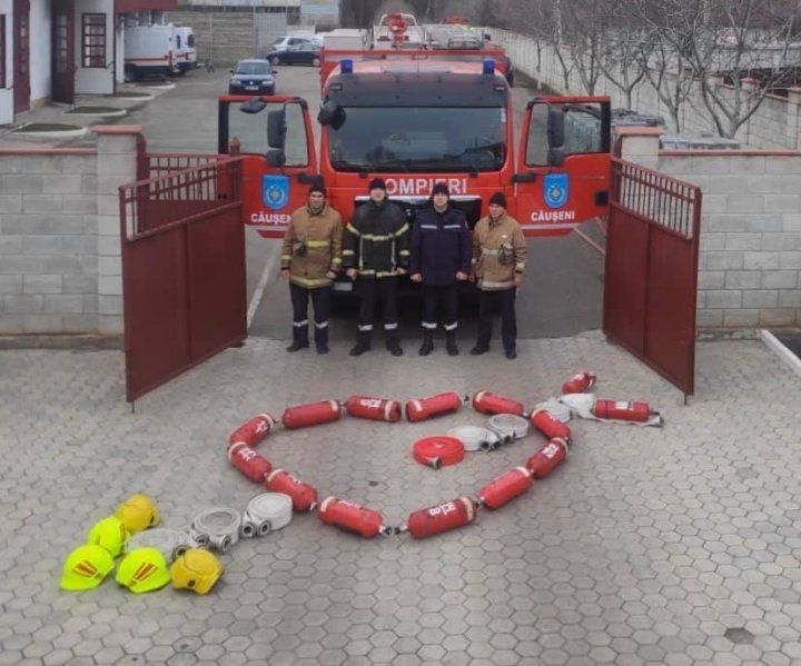 В Каушанах пожарные поздравили влюбленных оригинальным способом