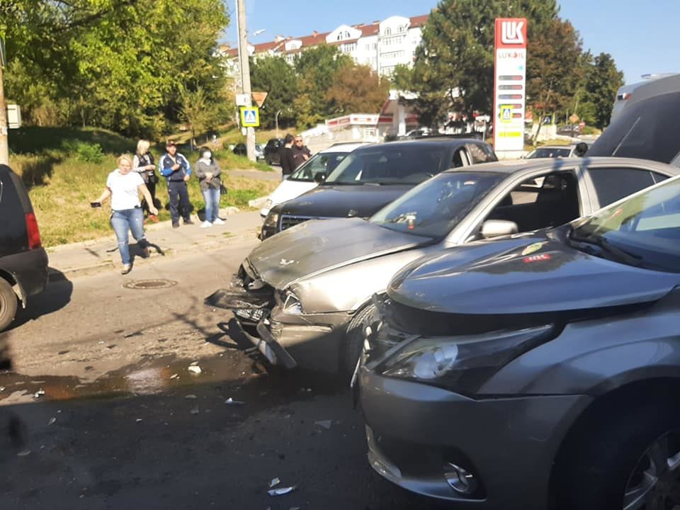 В Кишиневе на перекрестке столкнулись сразу три автомобиля