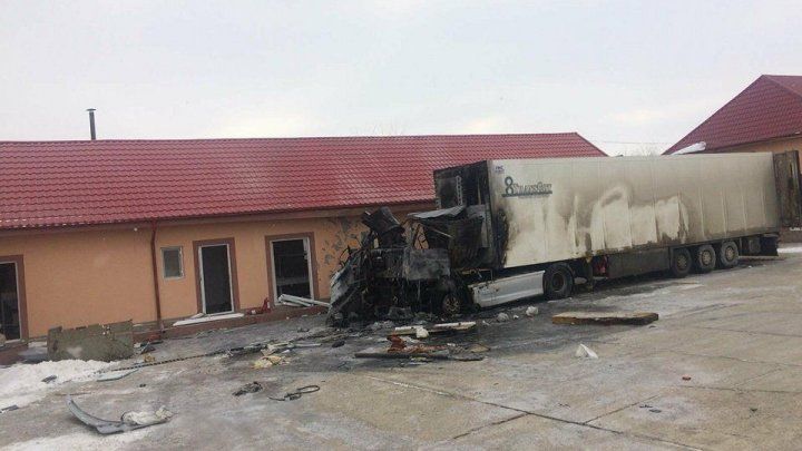 Двое граждан Молдовы едва заживо не сгорели в кабине грузовика