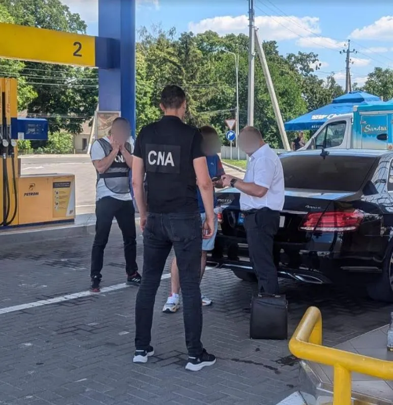 Задержанный таможенник требовал деньги с перевозчика посылок