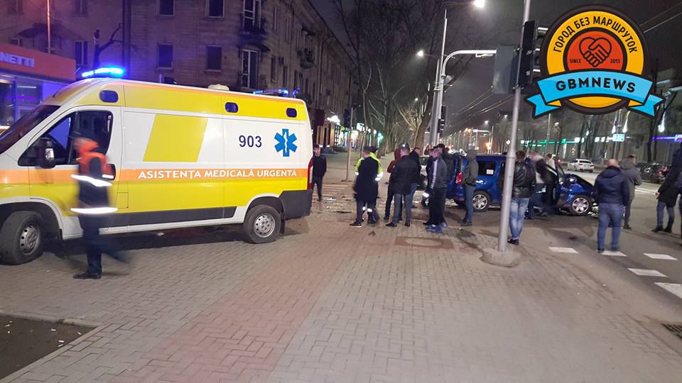 Водитель и пассажир такси серьезно пострадали в ДТП в Кишиневе
