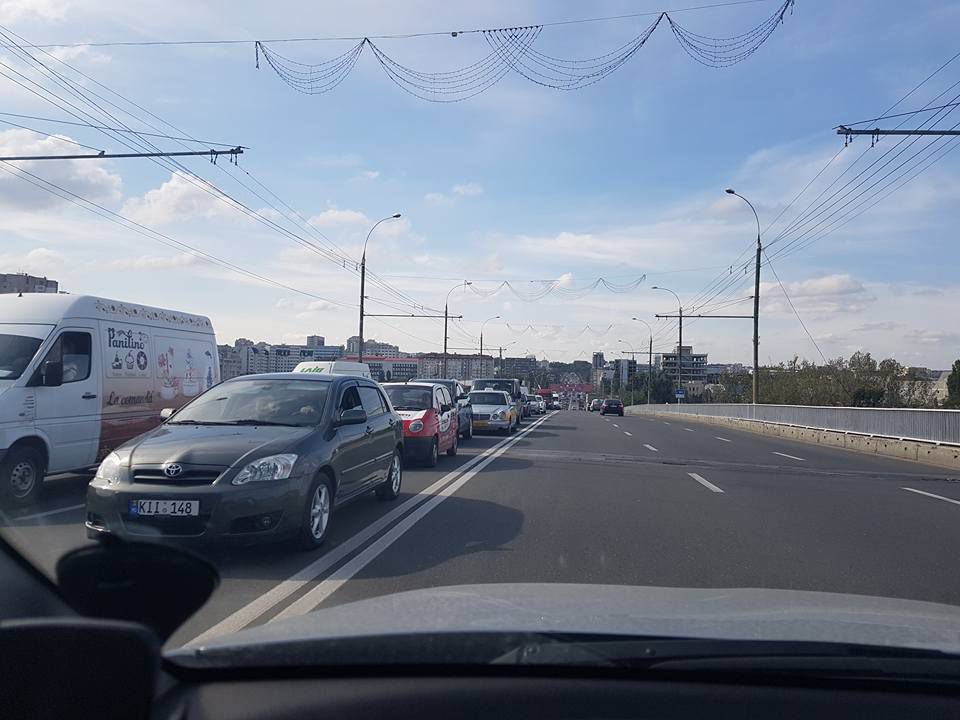 Из-за аварии на улице Петрикань образовалась километровая пробка