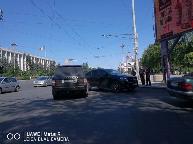 Accident de lux în centrul Capitalei: Un Mercedes s-a ciocnit cu un Range Rover