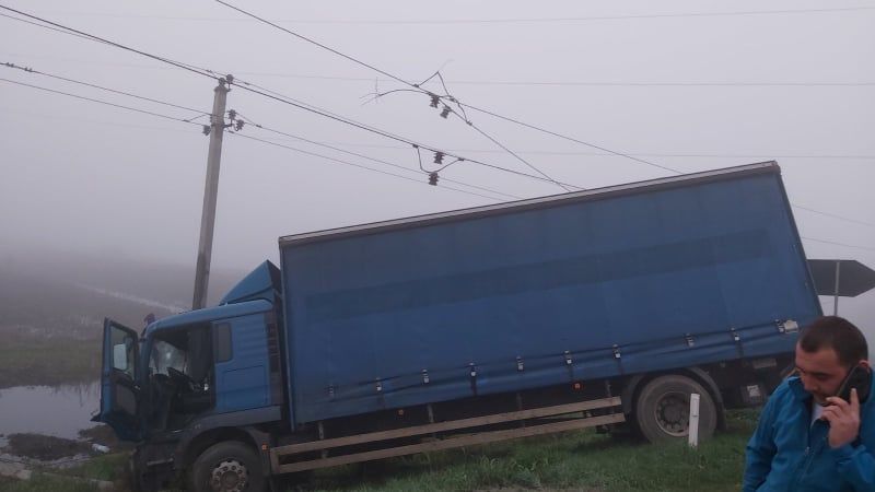 В Хынчештах водитель фуры врезался в ЛЭП: сотни людей остались без света