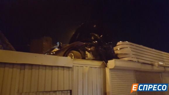 В Киеве на крышу киоска упал автомобиль