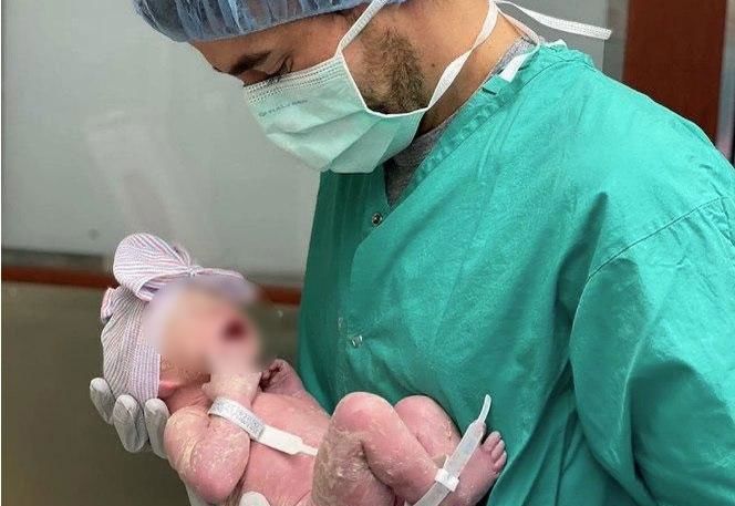 Энрике Иглесиас и Анна Курникова показали новорождённого ребёнка