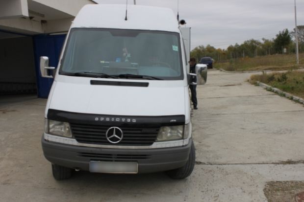 Un moldovean cu dublă cetățenie a pornit în România la volanul unui microbuz „căptuşit” cu 500 pachete de ţigări