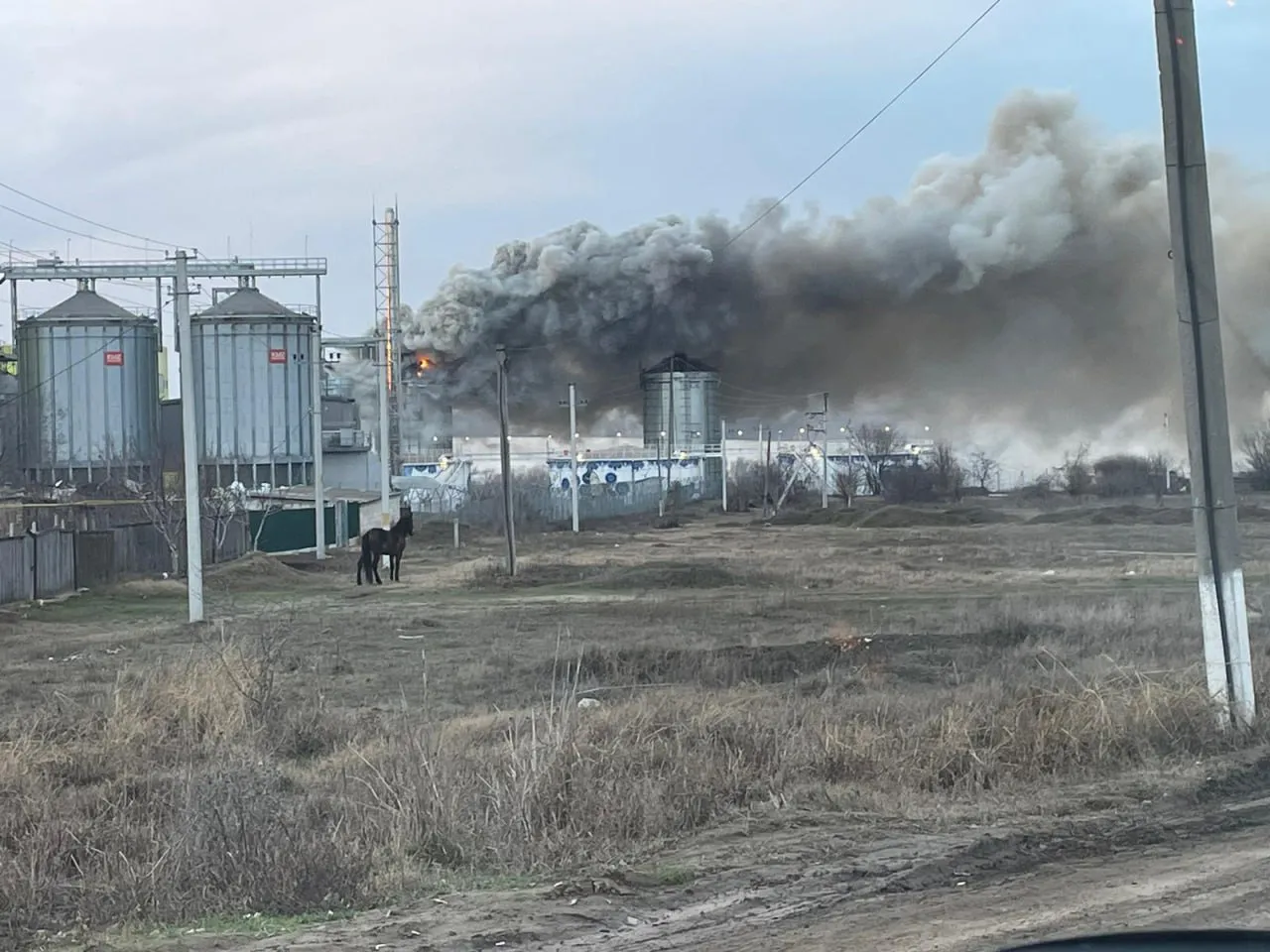 В порту Джурджулешть снова произошел пожар: горит резервуар со шротом подсолнечника
