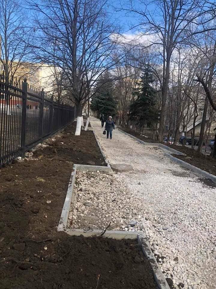 На Чеканах обустраивают школьную аллею в верхней части бульвара Мирча чел Бэтрын