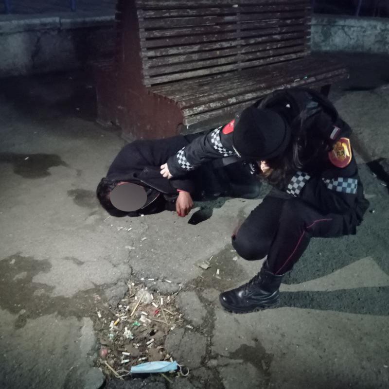 Карабинеры пришли на помощь окровавленному мужчине в центре столицы