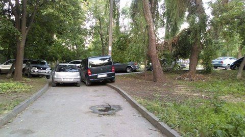 Прохожие зафиксировали слет "королей парковки" у парка "Валя Морилор"