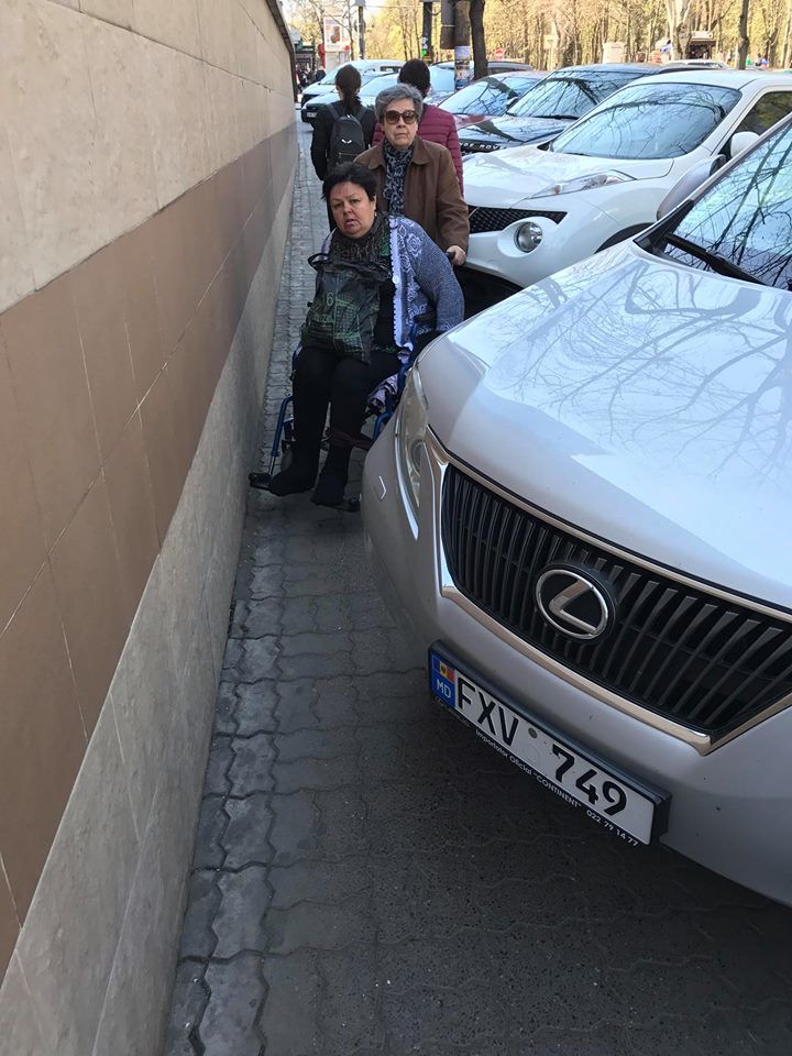 Припаркованный на тротуаре Lexus разгневал жителей Кишинева