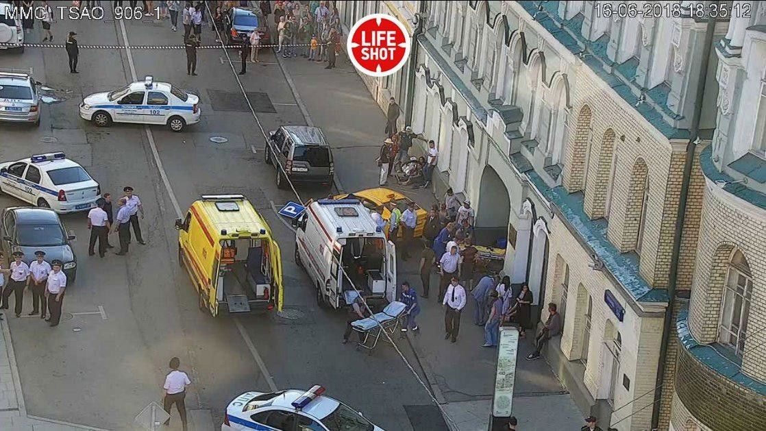 В центре Москвы водитель такси въехал в толпу пешеходов