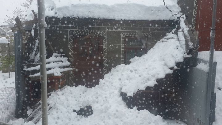 Din ce în ce mai mare prăpăd! Acoperișurile locuințelor se prăbușesc sub greutatea zăpezii