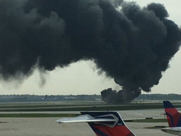 Пассажирский самолет загорелся при взлете в аэропорту Чикаго, 20 человек пострадали