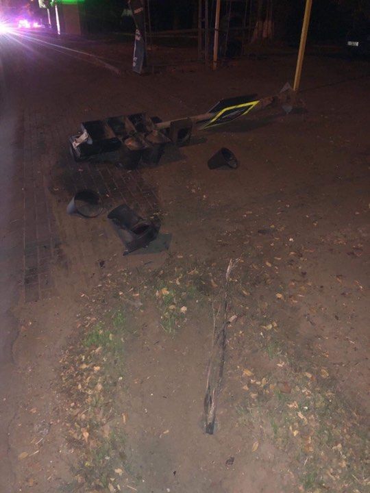 В столице машина влетела в светофор, перевернулась и врезалась в дерево