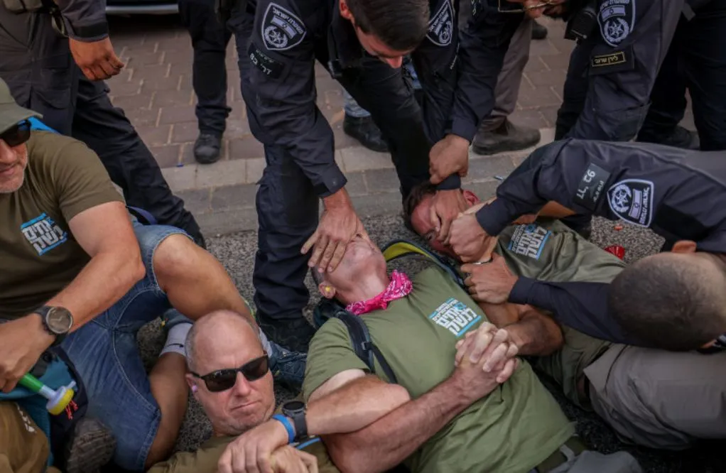 Активисты протестуют против судебной реформы у дома министра юстиции Израиля