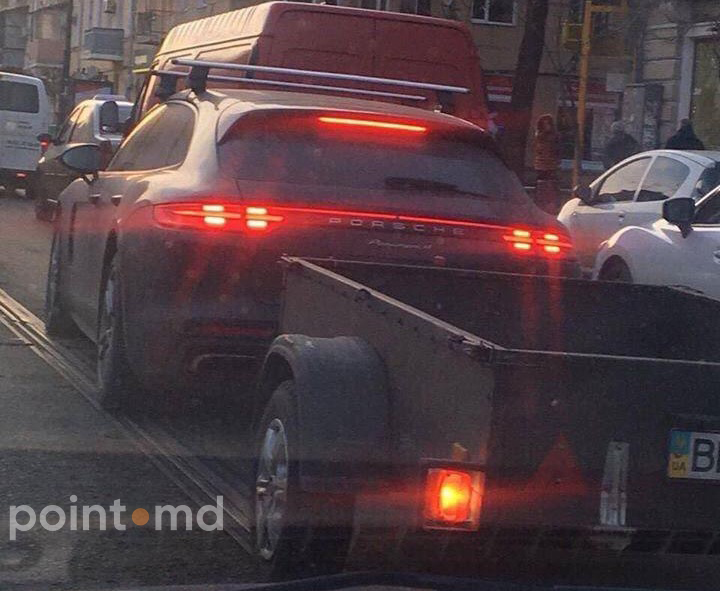 На Украине засняли молдавский Porsche, перевозящий стройматериалы