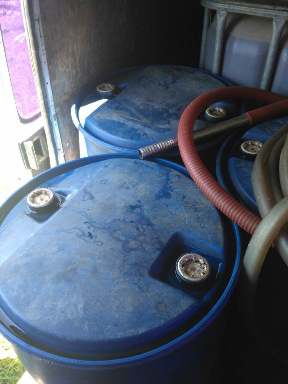Două tone de vin contrafăcut, ridicate de polițiștii din Ungheni