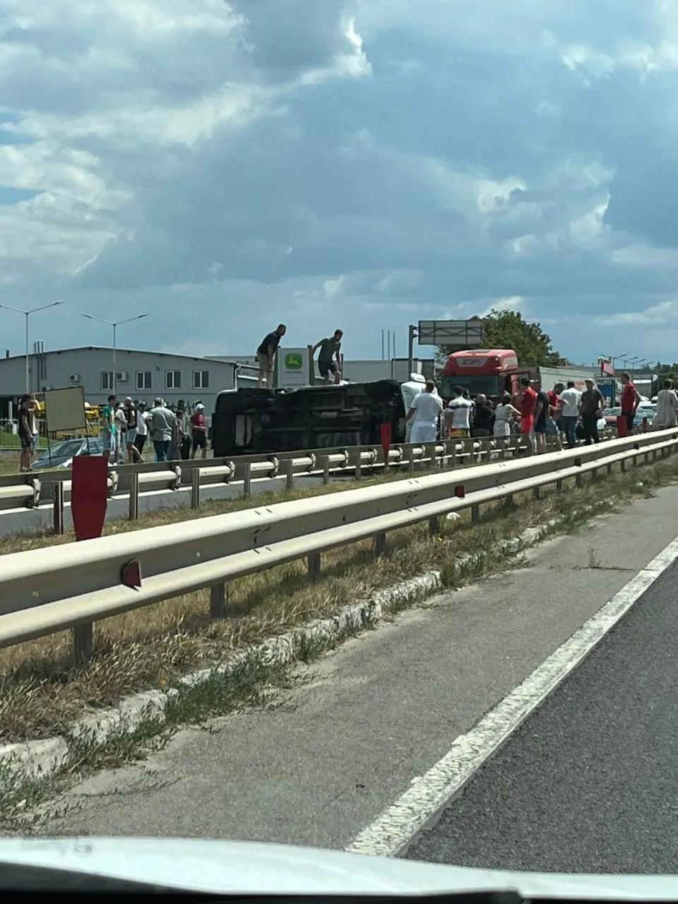 Un microbuz de rută cu pasageri s-a răsturnat la Stăuceni. Sunt răniți