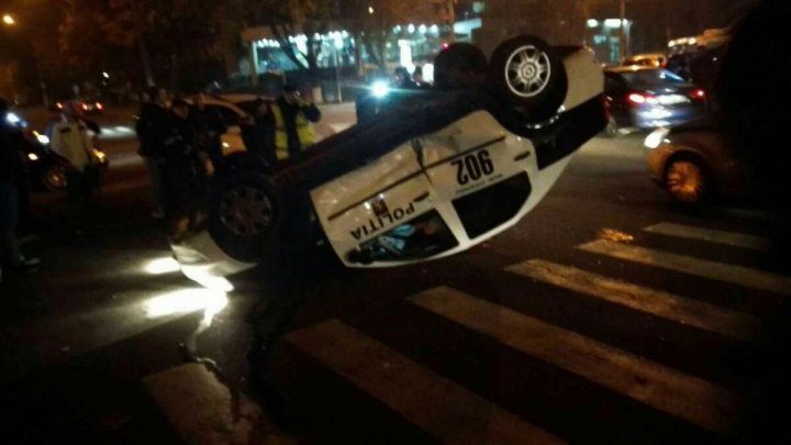 Полицейская машина перевернулась в столице