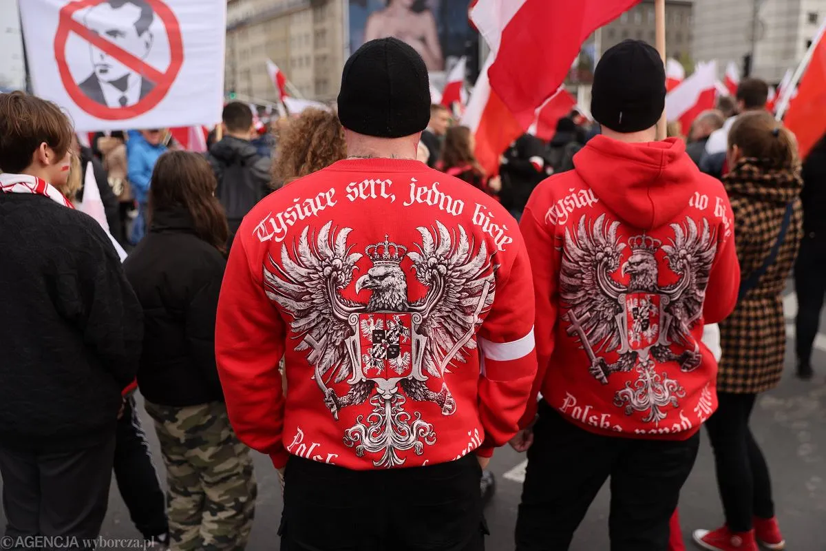 Десятки тысяч человек вышли на марш националистов в Варшаве