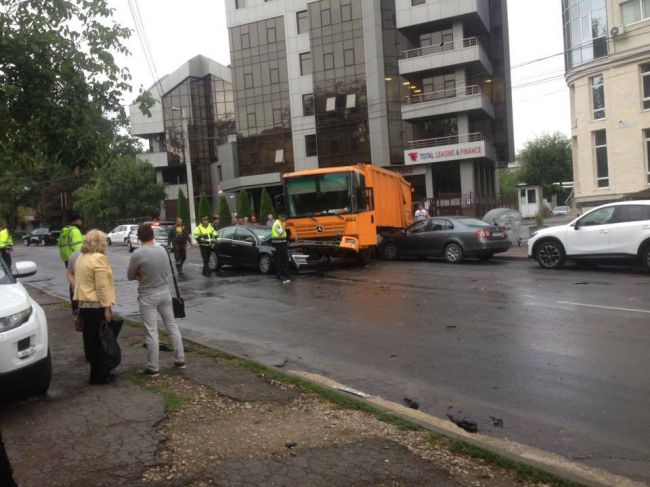Un Volkswagen, avariat rău după ce s-a ciocnit cu o mașină de gunoi în centrul Capitalei