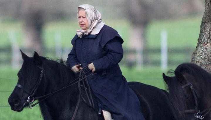 90-летняя Елизавета II прокатилась верхом