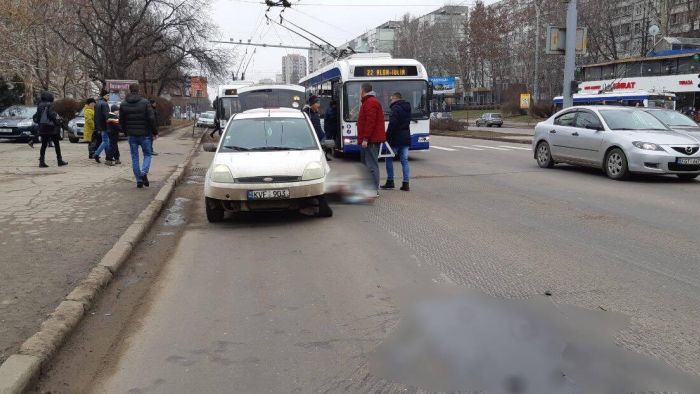 В столице автомобиль сбил девушку, переходящую улицу в неположенном месте
