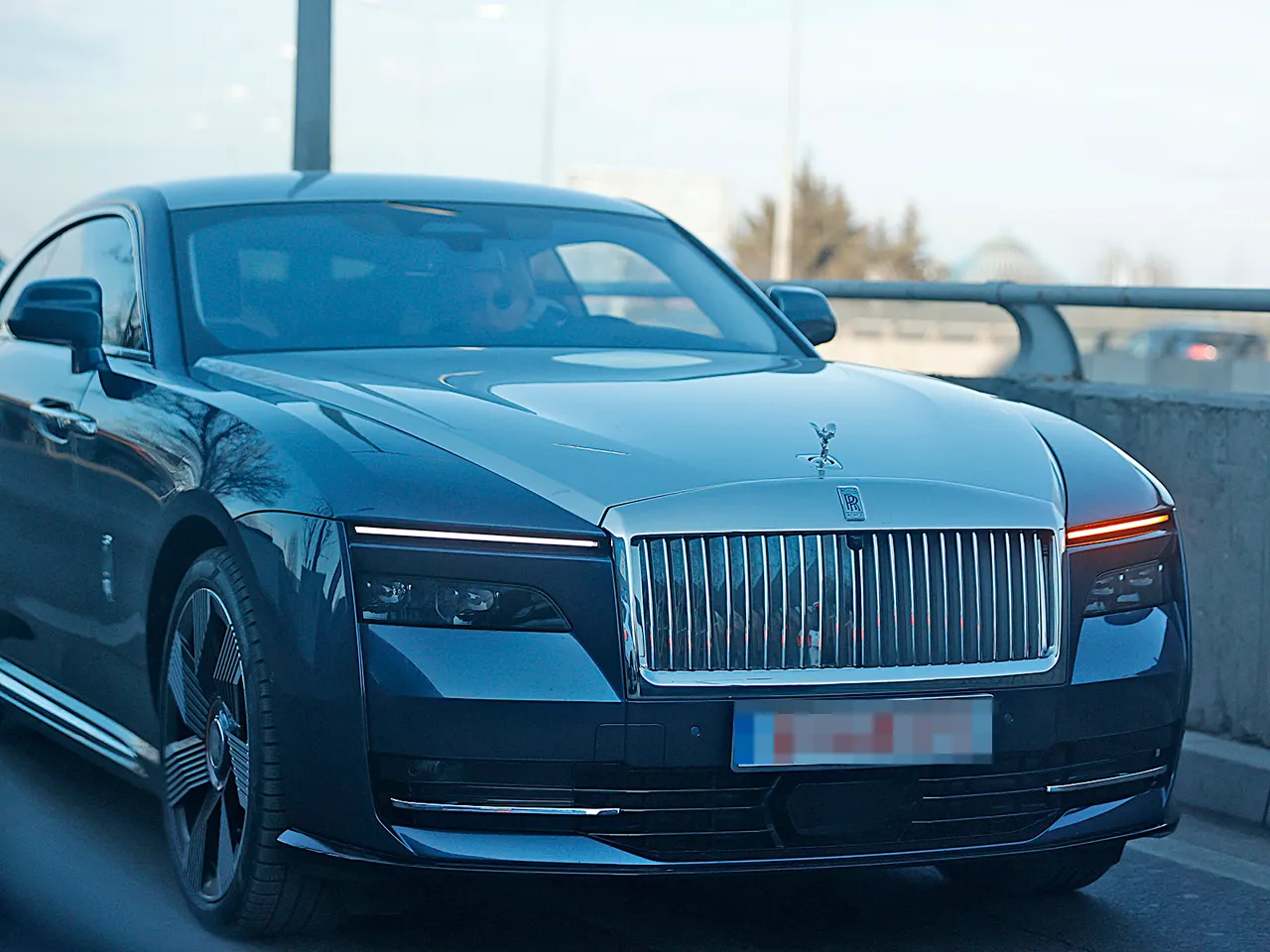 СМИ: Бизнесвумен из Молдовы ездит по Бухаресту на Rolls-Royce за €770 000