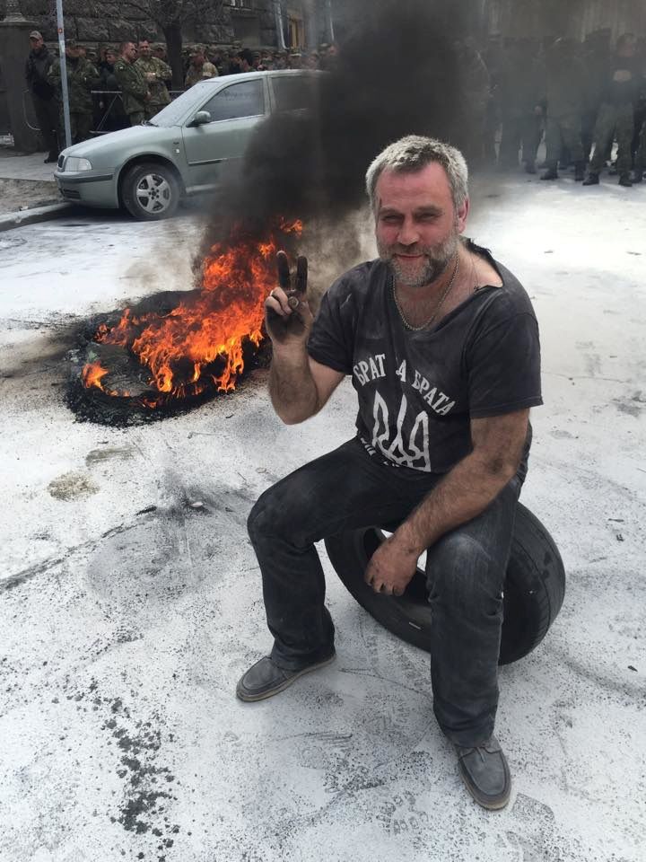Автомайдан зажег шины под Администрацией Порошенко