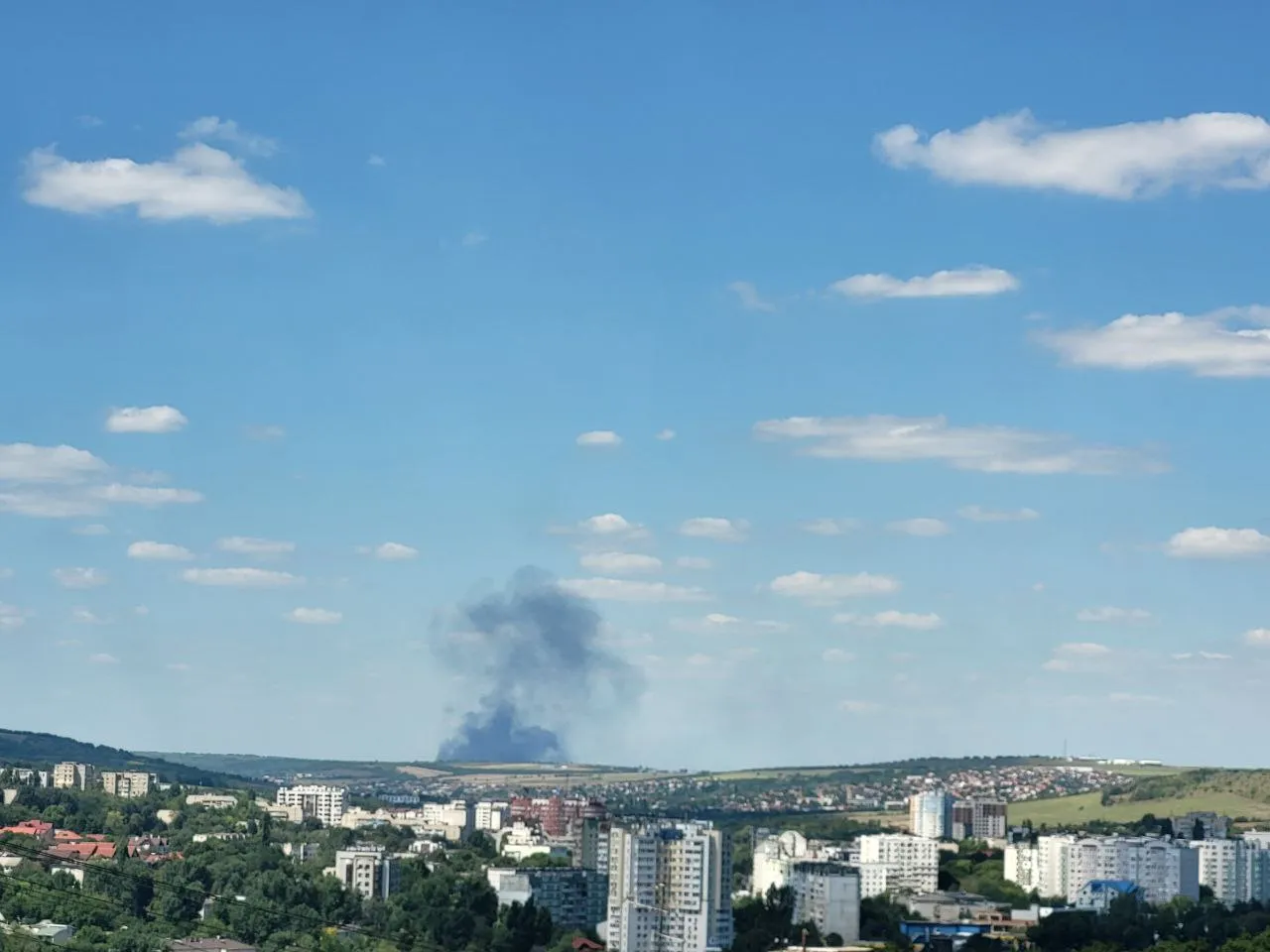 В Страшенском районе на обширной территории горит мусор