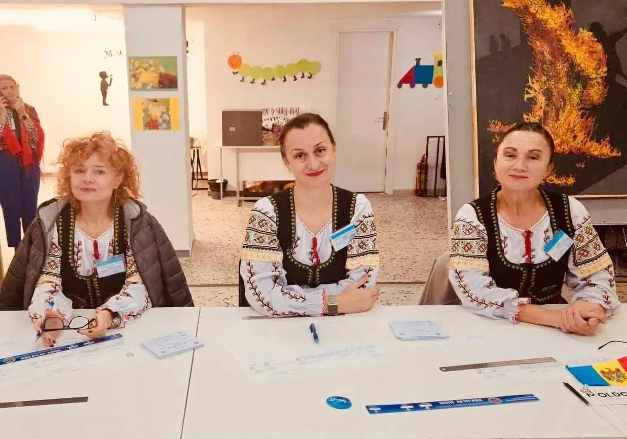 La Atena moldovenii votează în „Casa Mare”, amenajată într-o secție de votare