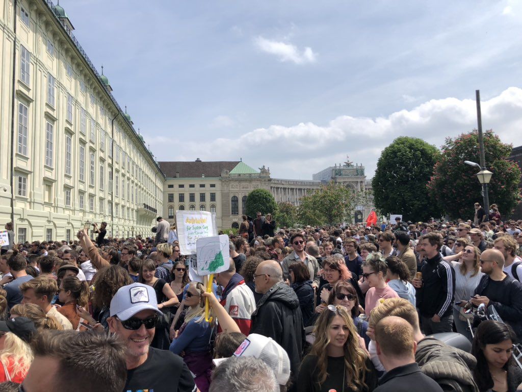 В Австрии у ведомства канцлера начались протесты после скандала с видео