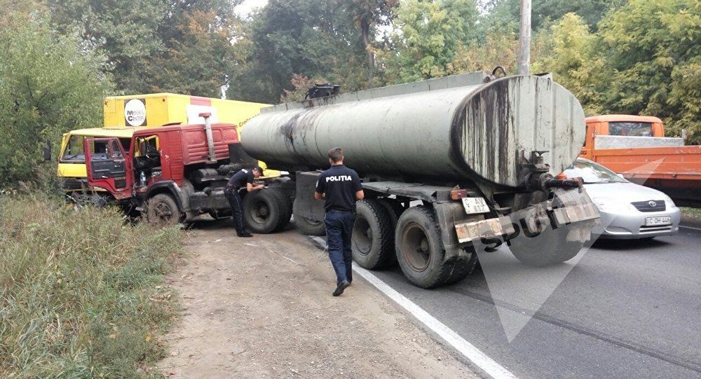 В Кишиневе столкнулись две фуры: есть пострадавший