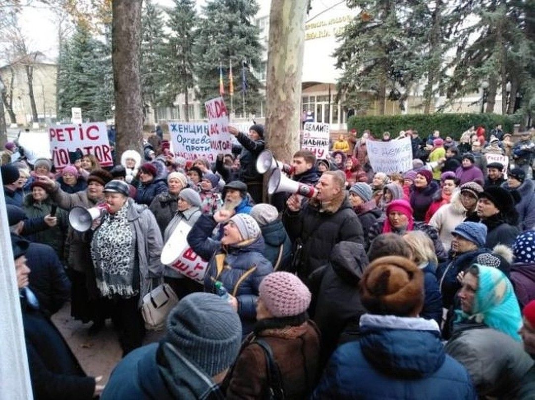 В Оргееве на протесте освистали PAS и PPDA за поддержку Петика