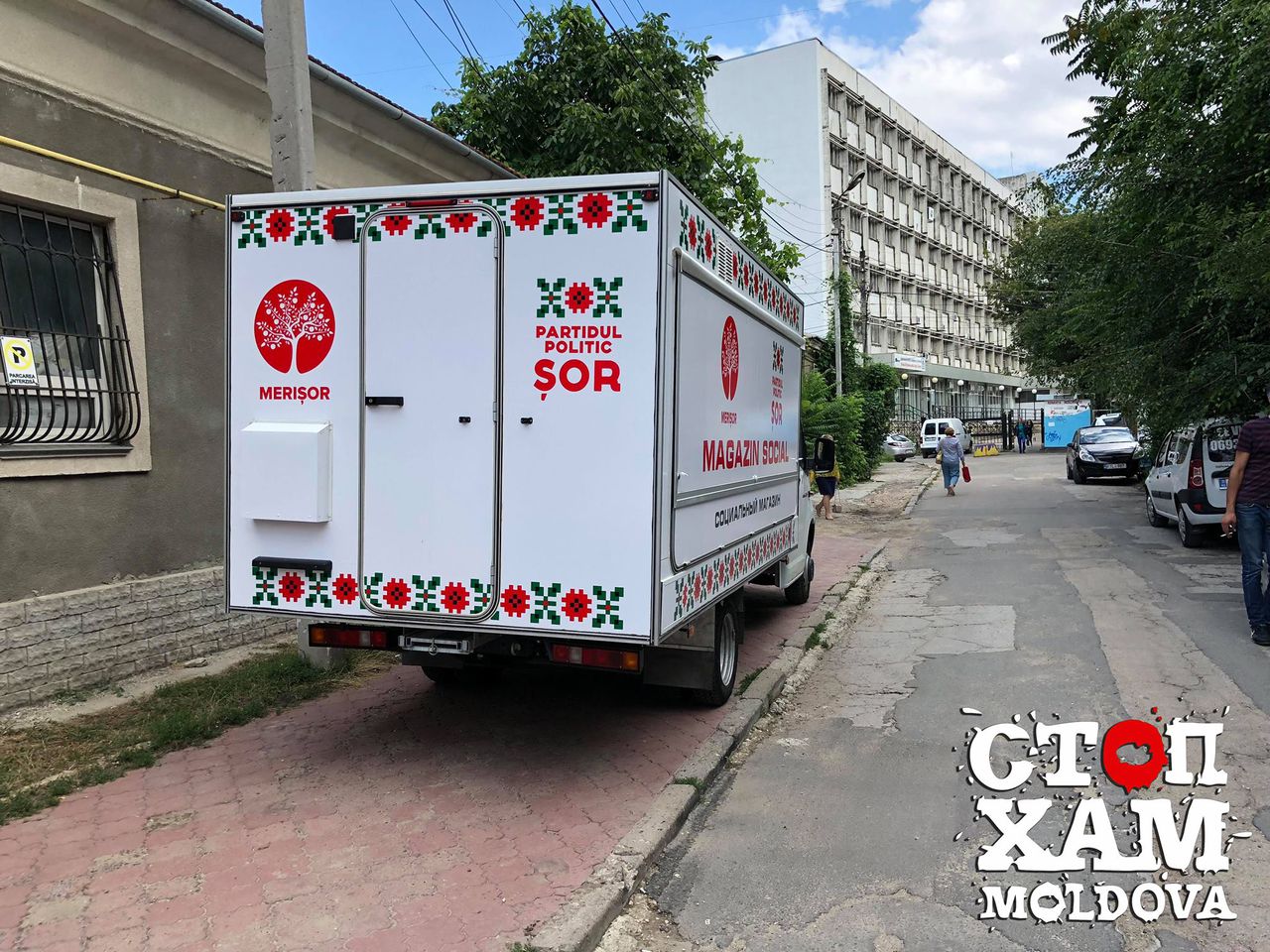 Машину доставки соцмагазинов Шора застали за парковкой на тротуаре