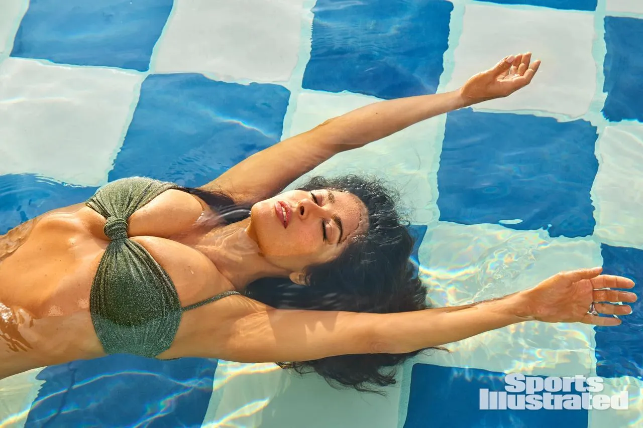 Сальма Хайек снялась топлес для Sports Illustrated Swimsuit