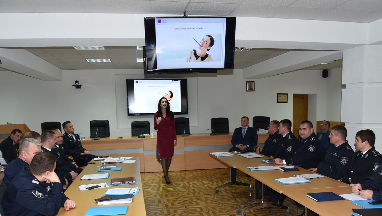 Молдавские полицейские развивают свои навыки общения