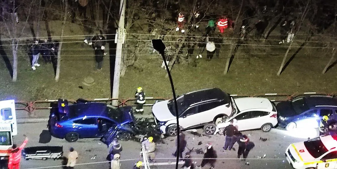 Accident grav în Capitală cu implicarea a șapte mașini: O femeie a ajuns la spital