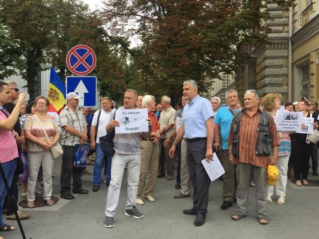 Протестующие у примэрии Кишинева требуют не возводить многоэтажный бизнес-центр вместо кафе Guguță