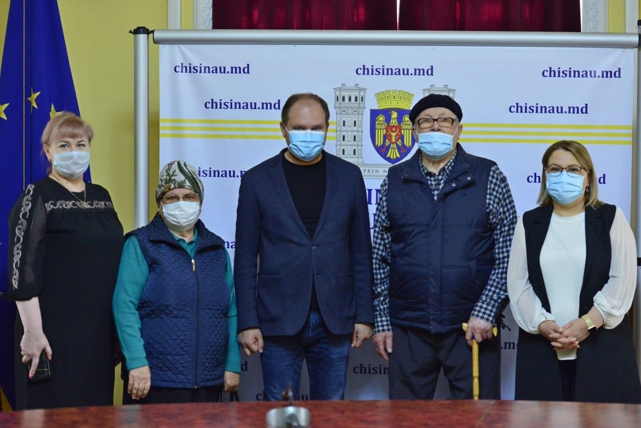 Примэрия столицы поздравила две многодетные семьи