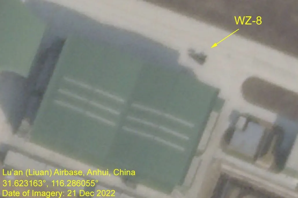 Китайский сверхзвуковой беспилотник-разведчик WZ-8 попал на снимок со спутника