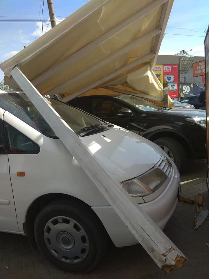 В центре Кишинева навес для террасы упал на припаркованные автомобили