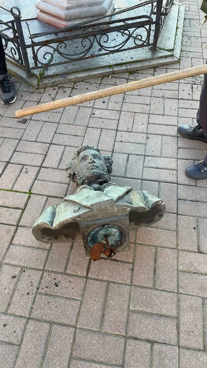 В центре Киева снесли бюст Пушкина