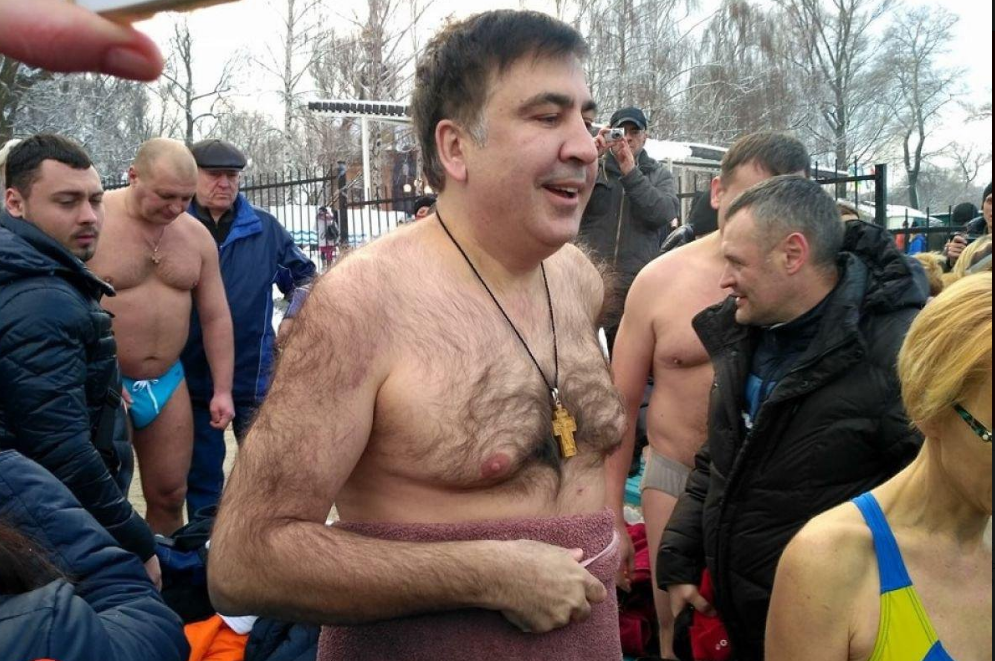 "Зашел грузином, вышел украинцем": в Сети высмеяли фото купания Саакашвили