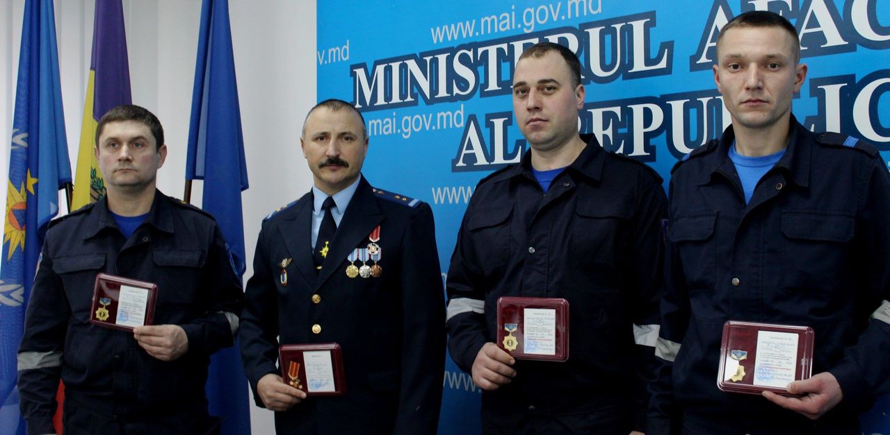 Пожарные, потушившие пожар на Заводской, награждены