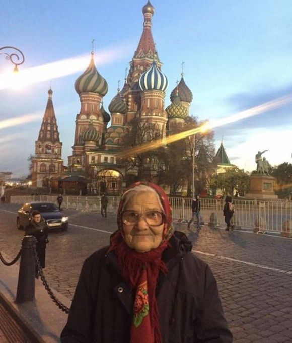 La 90 de ani, călătorește în toată lumea doar din banii de pensie